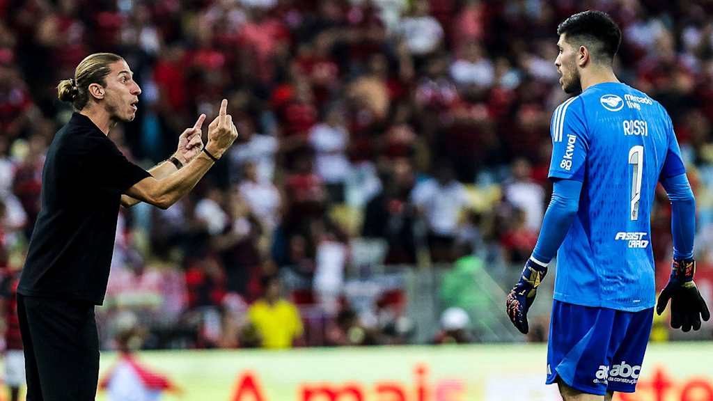 Flamengo boss Felipe Luís handing out tactical advice