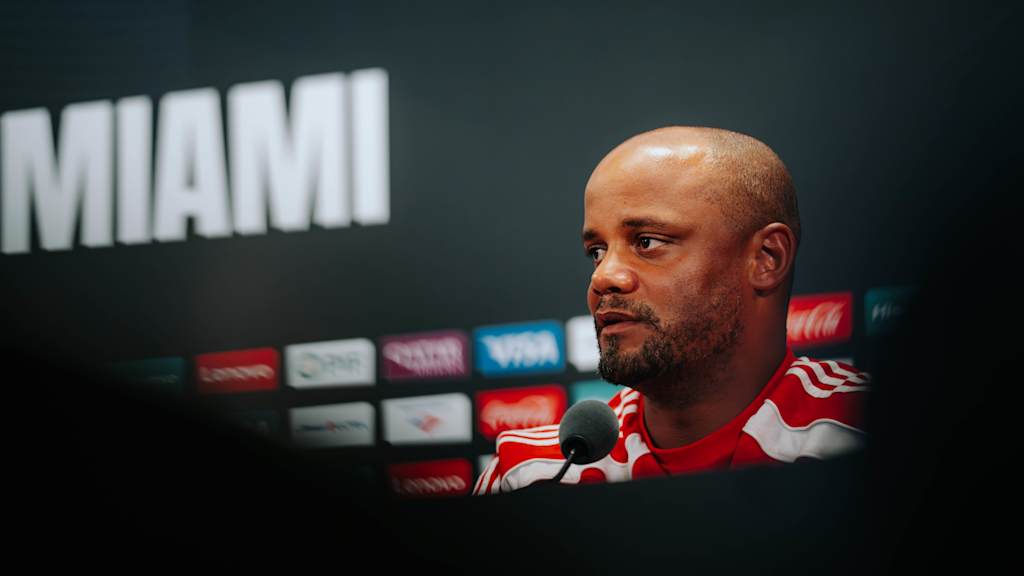 Vincent Kompany auf der Pressekonferenz des FC Bayern