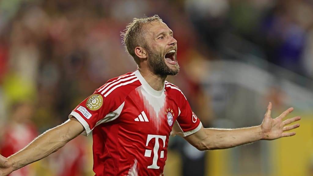 Konrad Laimer jubelt im Bayern-Trikot