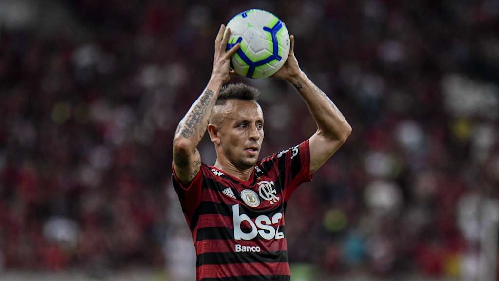 Rafinha preparing for a throw-in during a match for his former club CR Flamengo.