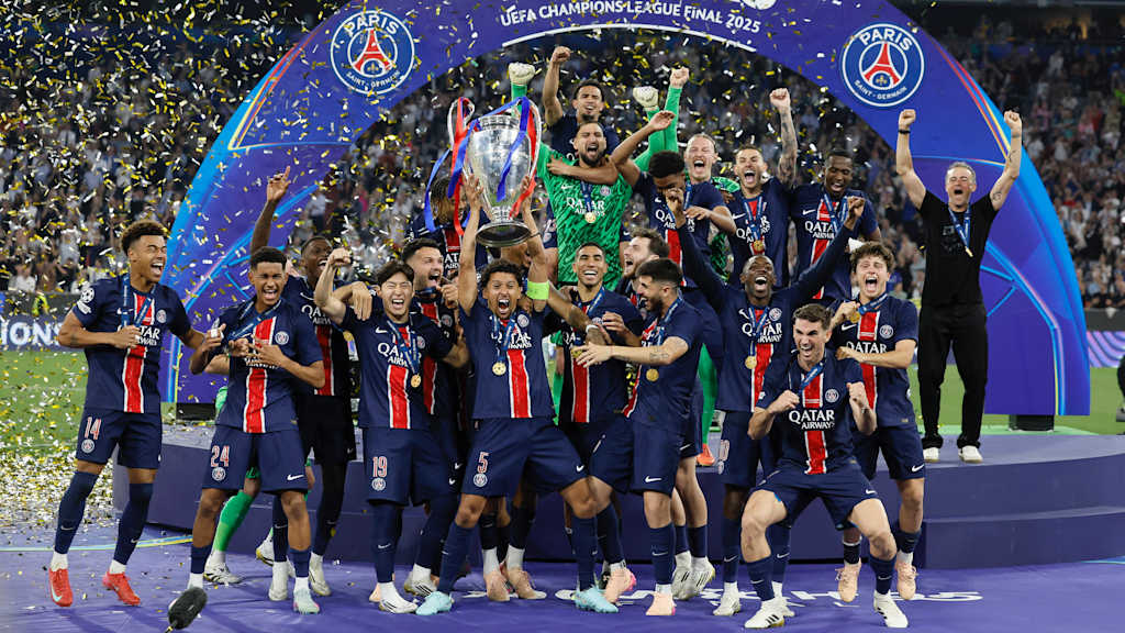 Paris Saint-Germain bejubelt den Champions League-Sieg nach dem Finale gegen Inter Mailand.