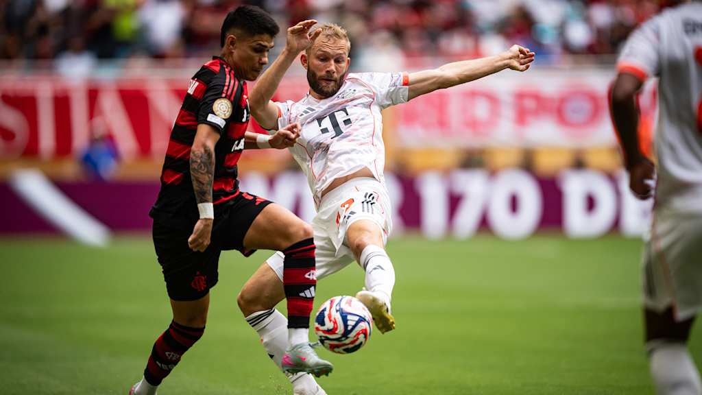 Konrad Laimer im Zweikampf mit seinem Flamengo-Gegenspieler im Achtelfinale der Kluzb-WM.