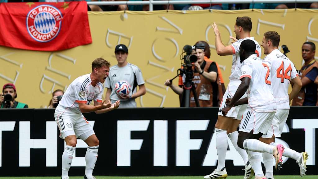 Joshua Kimmich jubelt ausdrucksstark mit den Teamkollegen nach seiner Ecke zum 1:0 gegen Flamengo