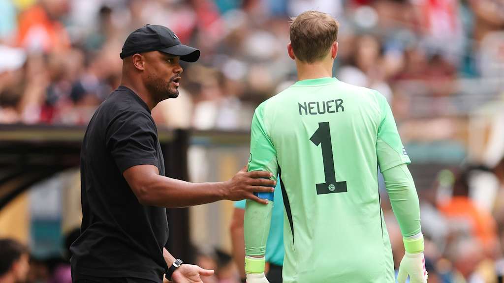 Coach Vincent Kompany spricht an der Seitenlinie mit Keeper Manuel Neuer während des Spiels gegen Flamengo.
