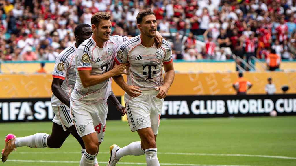 Josip Stanisic jubelt mit Leon Goretzka nach dem Führungstor des FC Bayern gegen Flamengo.