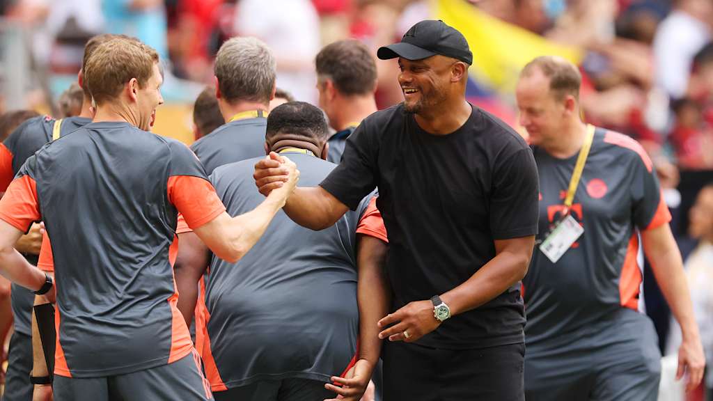 Vincent Kompany klatscht mit Michael Rechner ab und lacht.