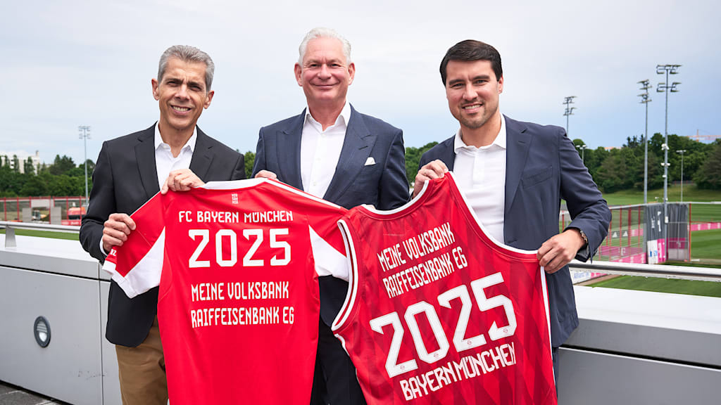 v.l.n.r. Michael Diederich (stellvertretender Vorstandsvorsitzender des FC Bayern München), Wolfgang Altmüller (Vorstandsvorsitzender der meine Volksbank Raiffeisenbank eG) und Adrian Sarmiento (kaufmännischer Geschäftsführer des FC Bayern Basketball)