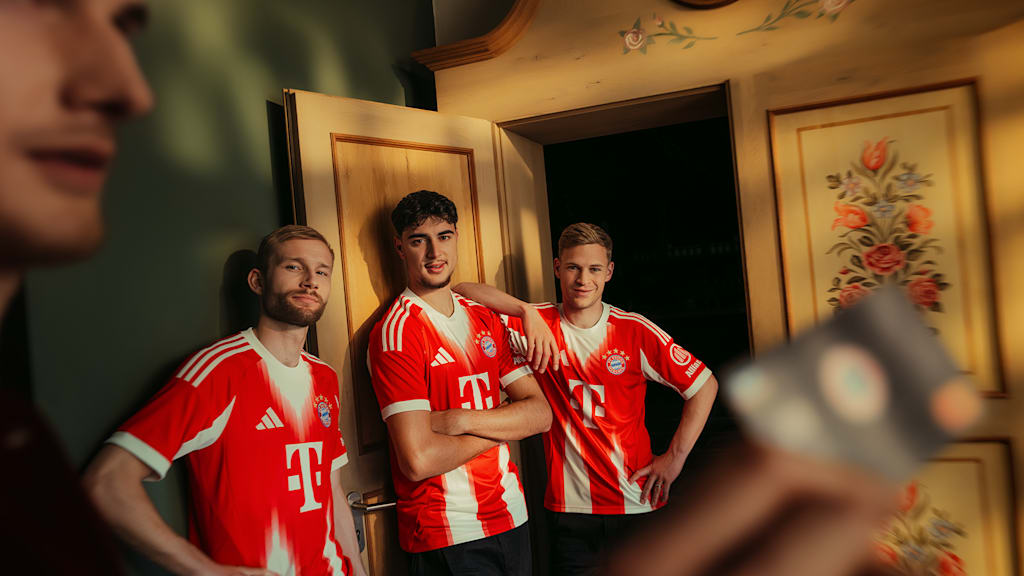 Laimer, Kimmich, Pavlovic im Home Trikot