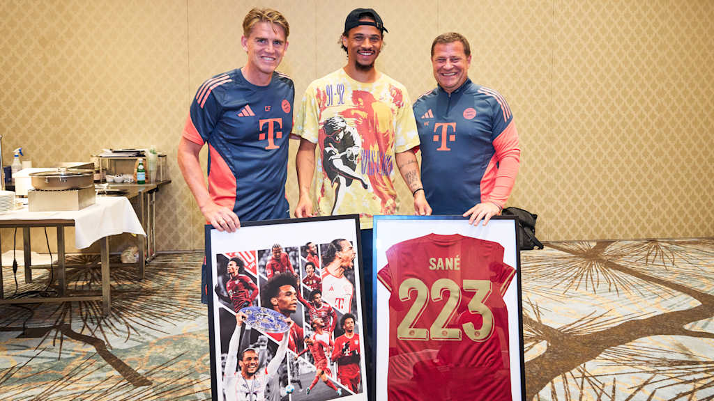 Christoph Freund und Max Eberl verabschieden sich mit zwei Geschenken von Leroy Sané
