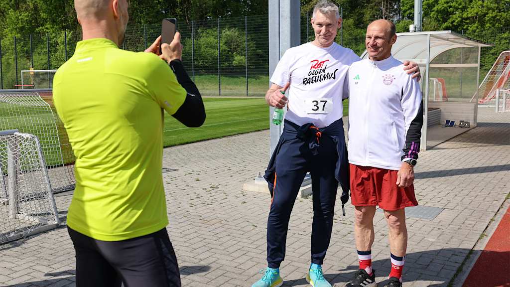 Hansi Pflügler macht ein Bild mit einem Fan beim Deutschen Sportabzeichen