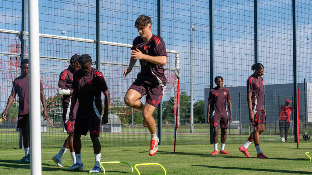 Simon Zöls im Training der FC Bayern U19.