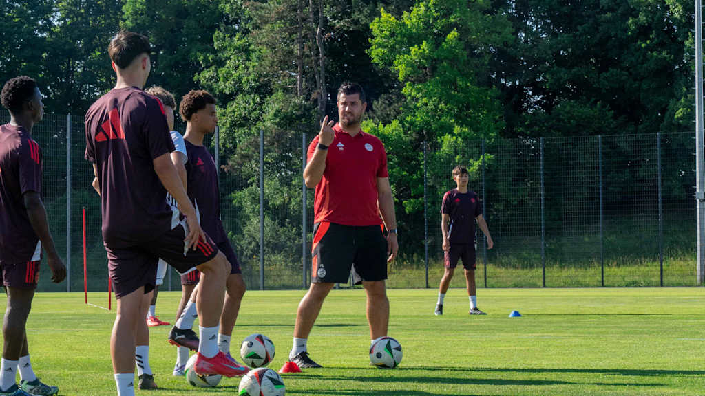 Peter Gaydarov im Training der U19 am FC Bayern Campus.