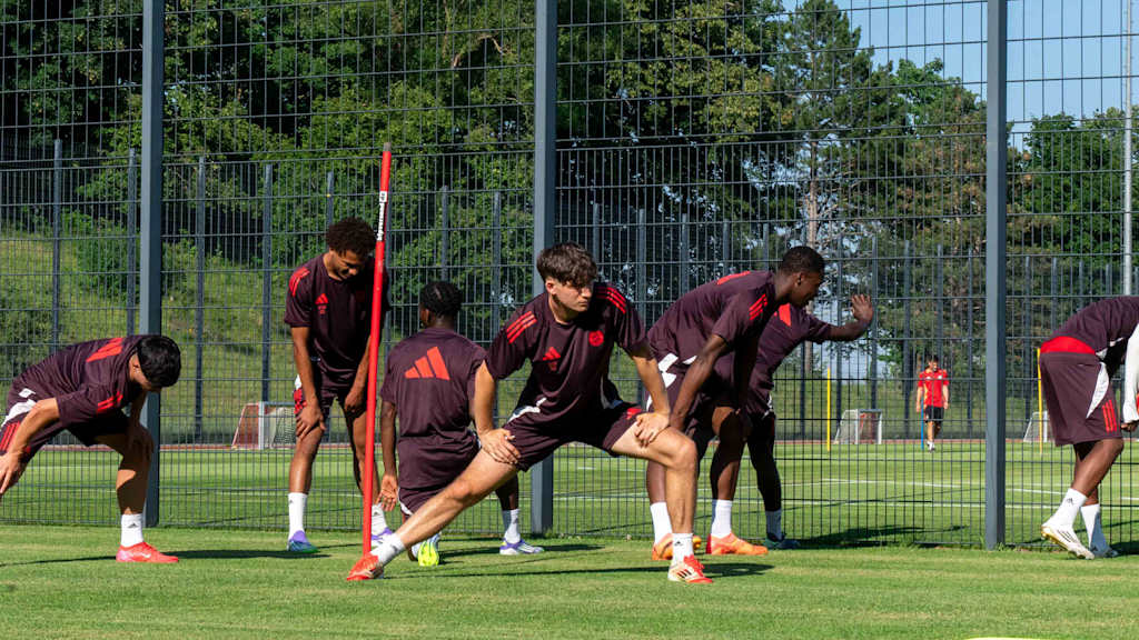 Simon Zöls beim dehnen im Training der U19.