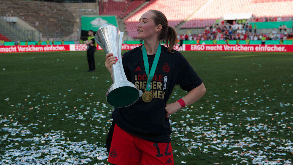 Sydney Lohmann with the DFB Cup trophy