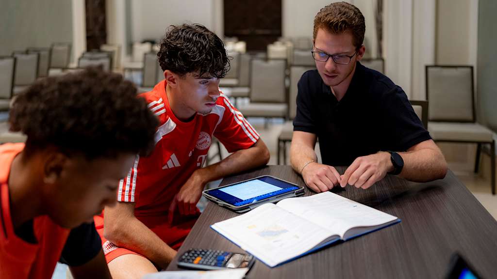Lehrer Fabian Cichlar und David Santos Daiber beim Lösen von Schulaufgaben in Orlando.