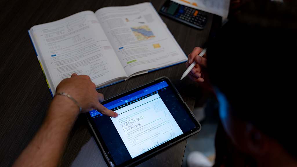 Blick auf ein Tablet mit Mathe-Schulaufgaben