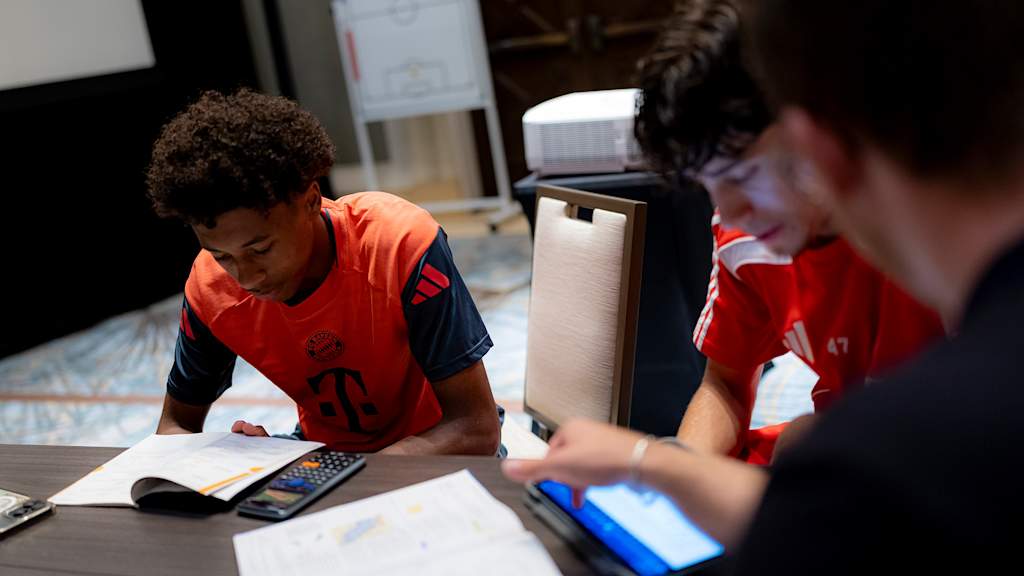 Cassiano Kiala beim Lernen von Schulaufgaben im Trainngscamp des FC Bayern in Orlando.