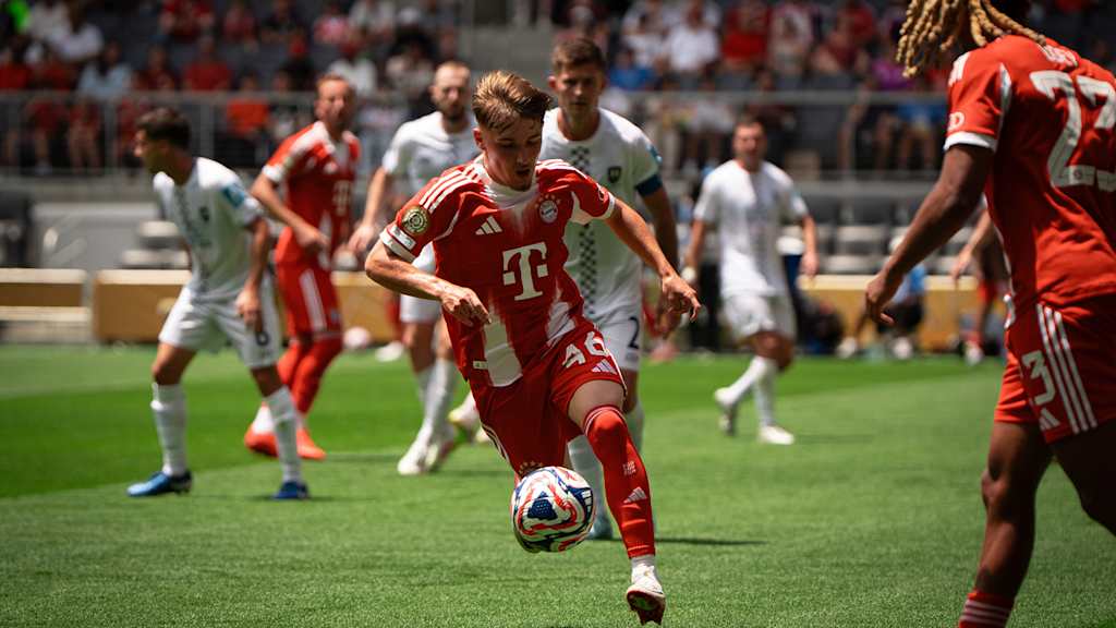Lennart Karl am Ball im Klub-WM-Spiel des FC Bayern gegen Auckland City.