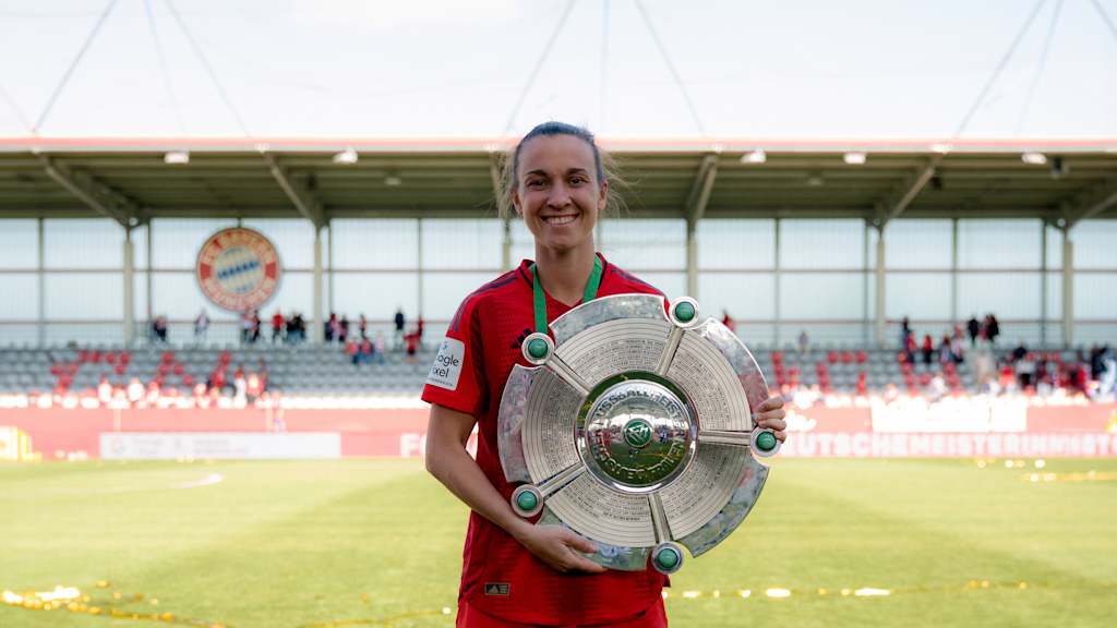 Julia Zigiotti Olme hält die Meisterschale in der Spielstätte am FC Bayern Campus in der Hand.