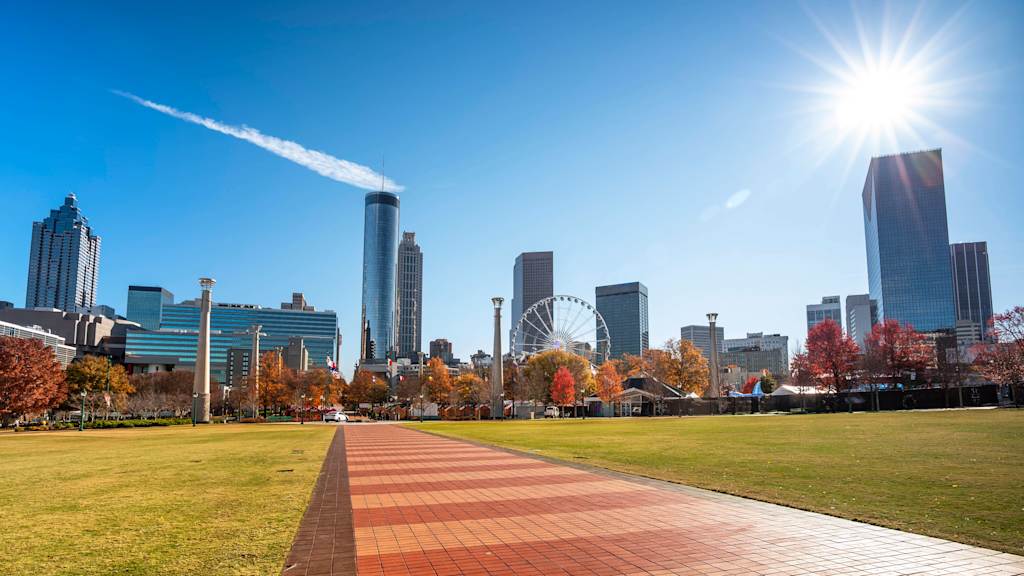 Ein Blick aus dem Olympiapark auf die Skyline von Atlanta bei Sonnenschein