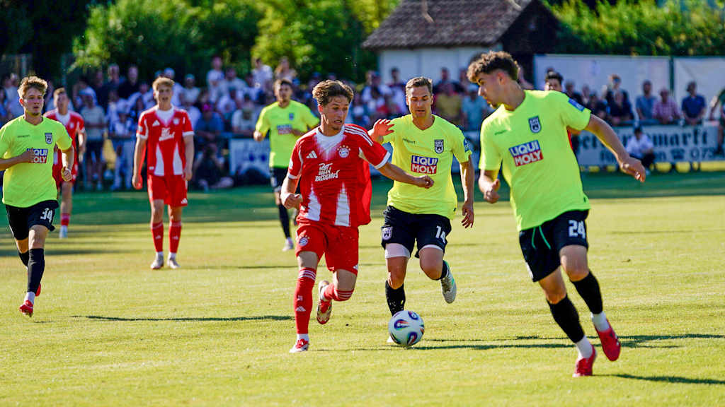 Tim Binder vom FC Bayern im Zweikampf.