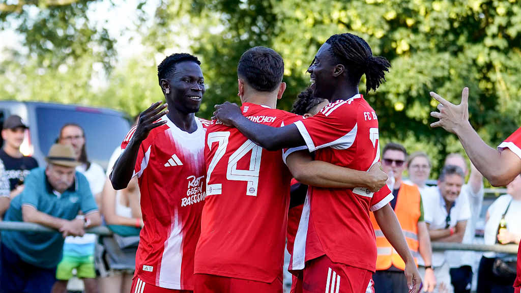 Die FC Bayern Amateure jubeln nach einem Tor.