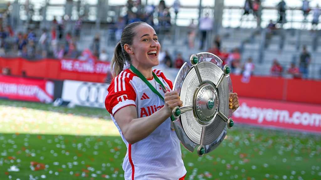 Sydney Lohmann in her FC Bayern jersey holding the championship trophy
