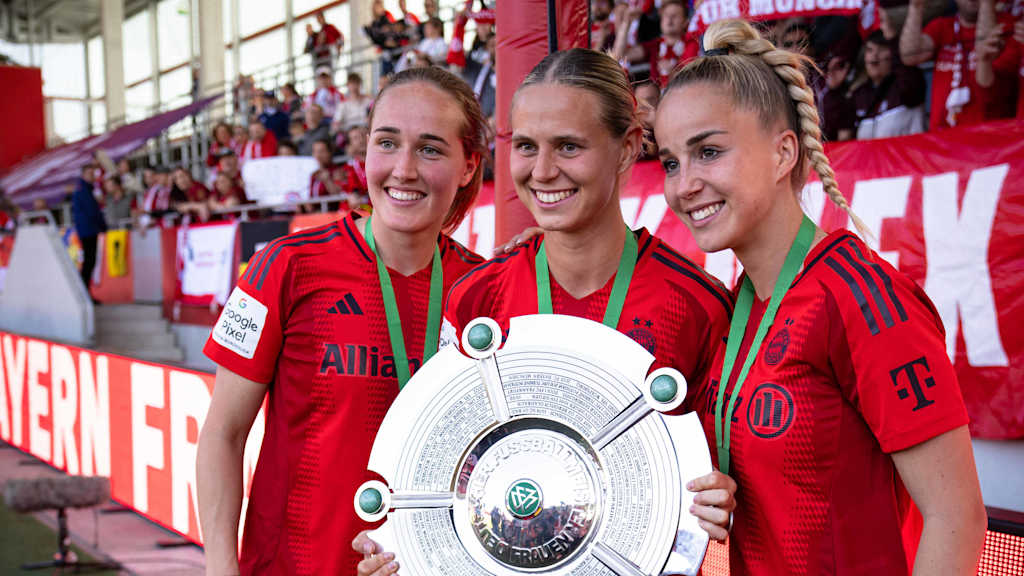 Sydney Lohmann, Klara Bühl and Giulia Gwinn with the Bundesliga shield.