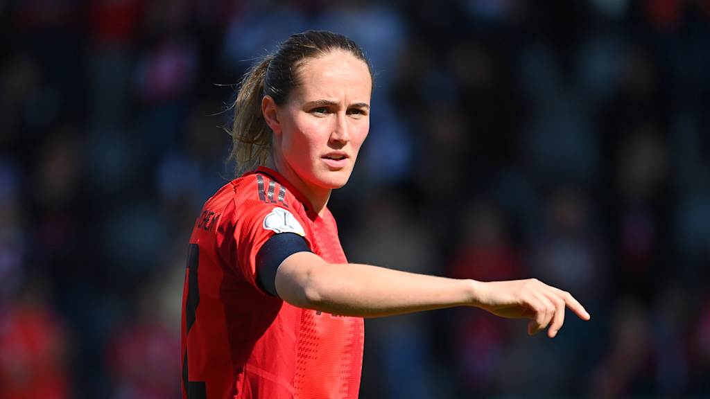 Sydney Lohmann im FC Bayer Trikot zeigend mit der Hand.