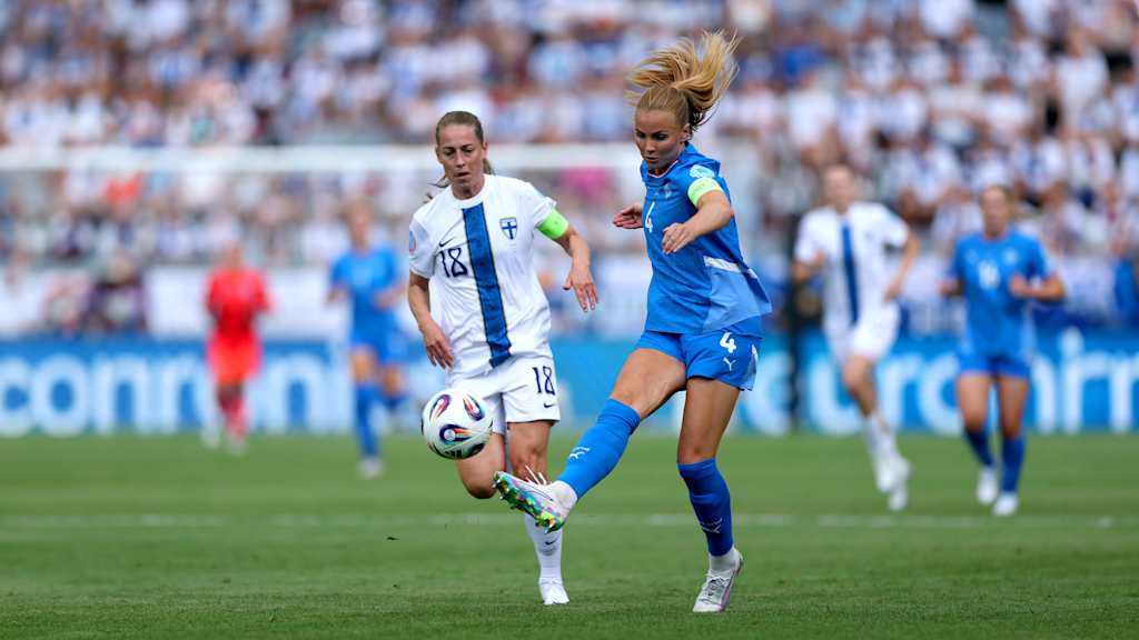 Glódís Perla Viggósdóttir im Einsatz für die isländische Nationalmannschaft während des Duells mit Finnland.