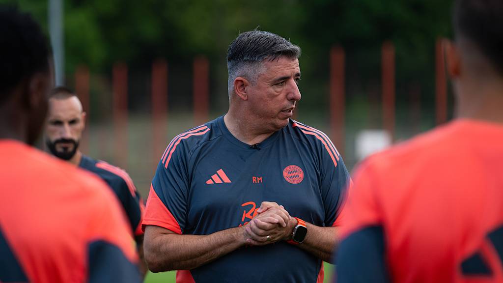 Roy Makaay gibt Anweisungen im Training des FC Bayern World Squad