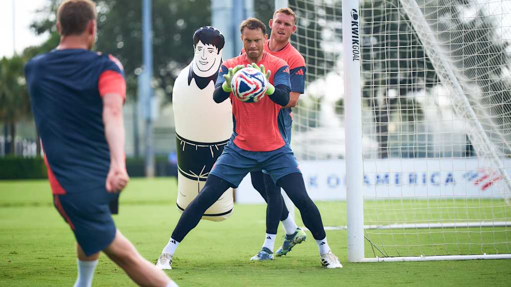 Manuel Neuer sujeta un balón con cara de determinación durante un entrenamiento de porteros