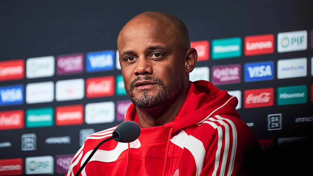 Vincent Kompany auf der Pressekonferenz des FC Bayern