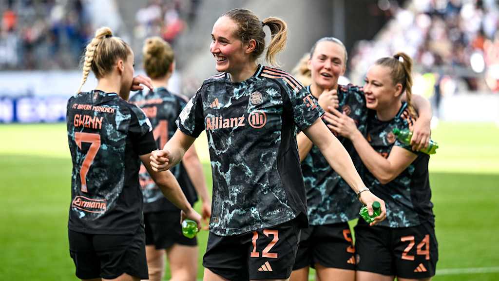 Sydney Lohmann lächelt nach einem Auswärtssieg auf dem Platz.
