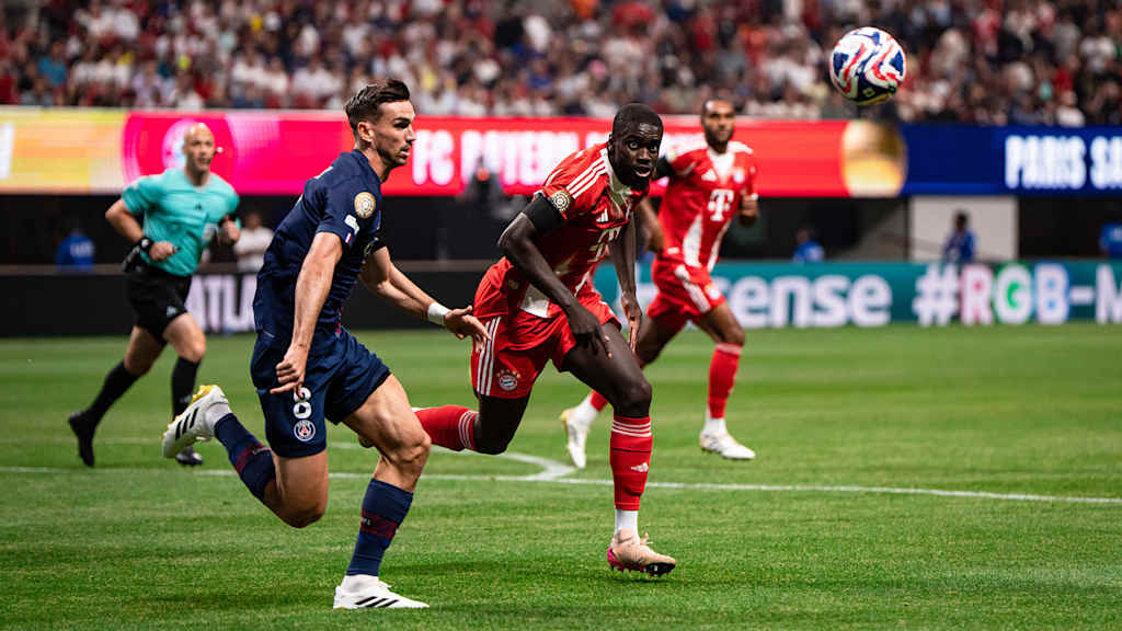 Khvicha Kvaratskhelia und Dayot Upamecano im Zweikampf im Klub-WM-Spiel zwischen dem FC Bayern und Paris Saint-Germain