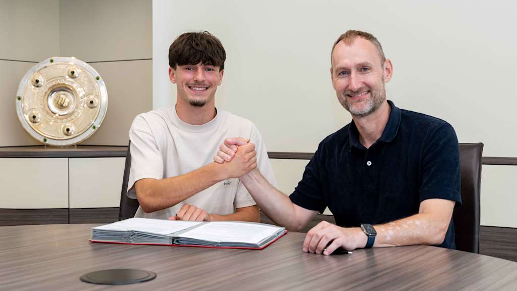 Roko Mijatović und Jochen Sauer bei der Vertragsunterschrift an der Säbener Straße.