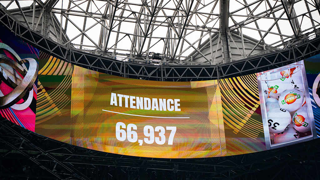 The scoreboard at the stadium in Atlanta shows 66,937 spectators at the match between FC Bayern and PSG