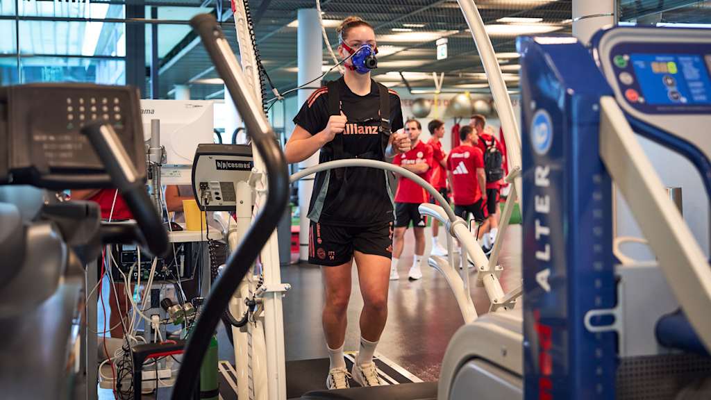 Alara Şehitler rennend bei der Leistungsdiagnostik am FC Bayern Campus.
