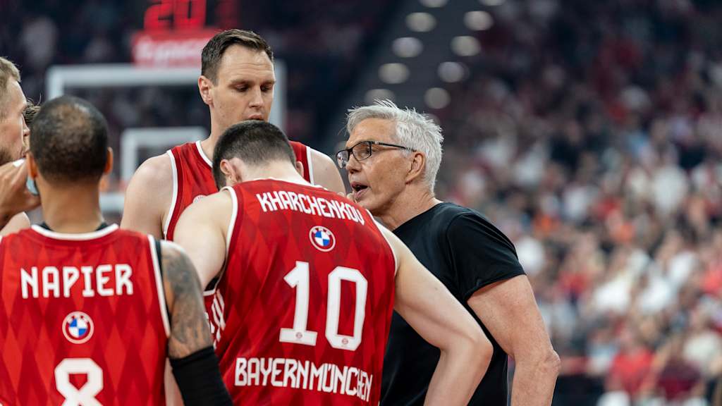 Gordon Herbert im Gespräch mit seinen Spielern