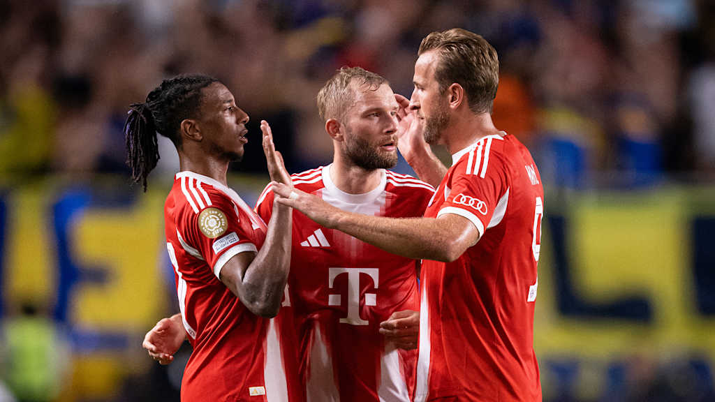 Michael Olise, Konrad Laimer und Harry Kane bejubeln ein Tor des FC Bayern
