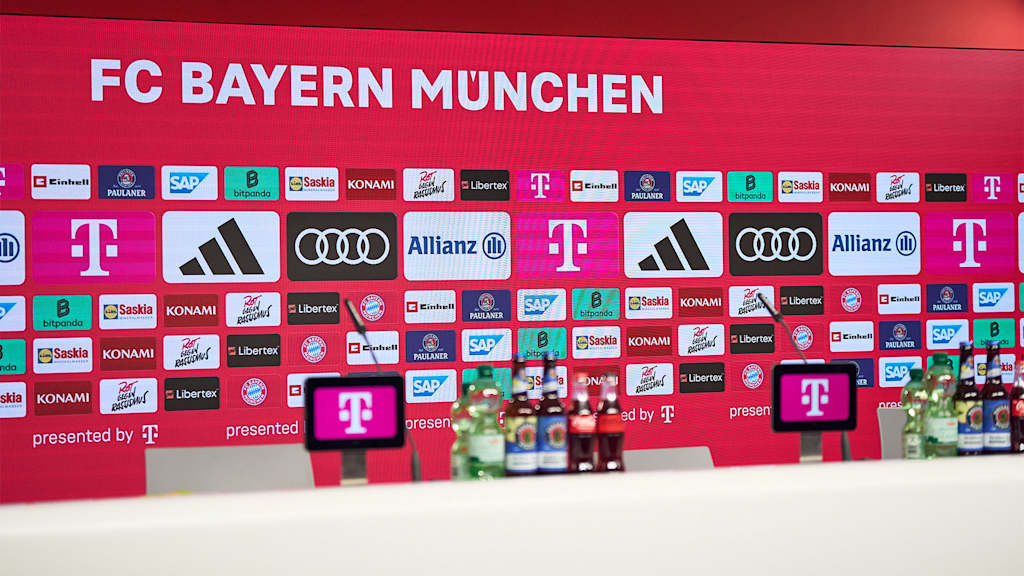 Rückwand mit Sponsoren-Logos im Presseraum des FC Bayern