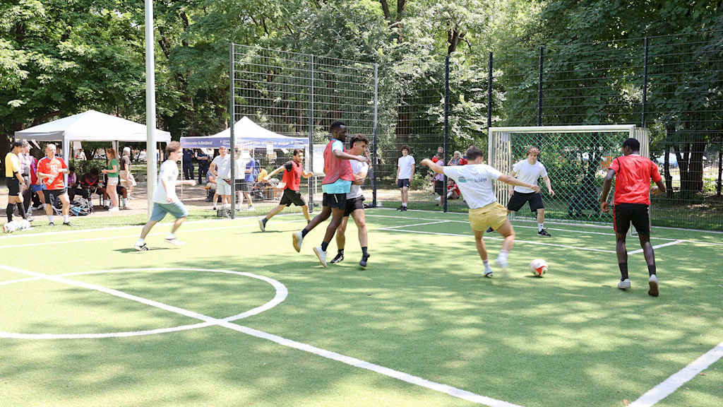 The football pitch in the Old Botanical Garden, which was co-financed by FC Bayern Hilfe eV, was immediately well received.