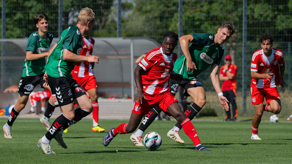 Gibson Nana Adu im Dribbling am FC Bayern Campus gegen den SV Ried.