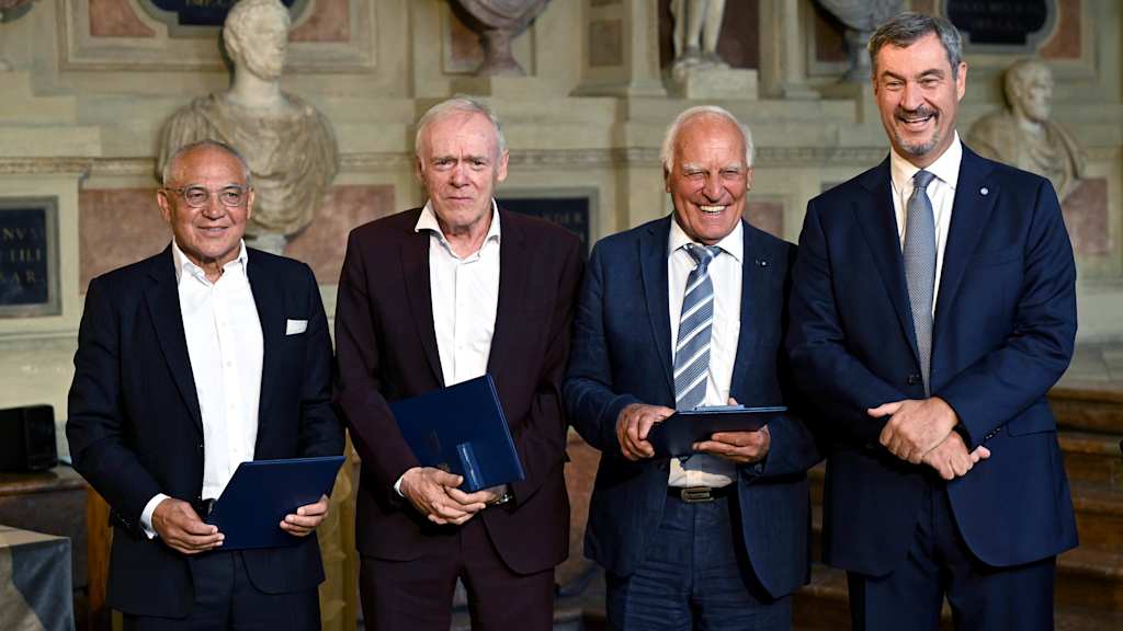 Magath, Gerland y Roth condecorados con la Orden del Mérito de Baviera por el Ministro Presidente Markus Söder.