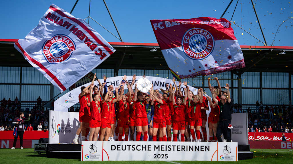 Die FC Bayern Frauen bejubeln den Gewinn der Deutschen Meisterschaft 2025.