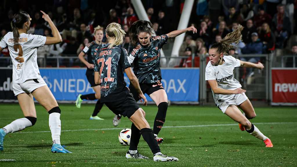 Sarah Zadrazil beim Torabschluss in der Partie gegen Bayer 04 Leverkusen.