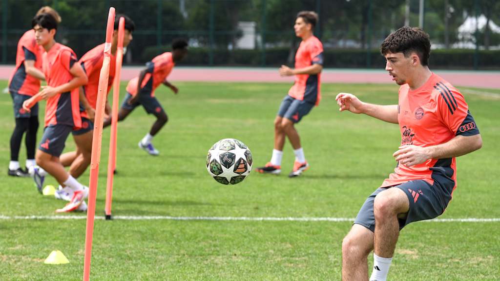 Giovanni De Abreu von der FC Bayern World Squad Class of ’25 auf dem Trainingsplatz