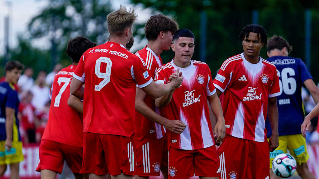 Die FC Bayern Amateure jubeln nach einem Tor.