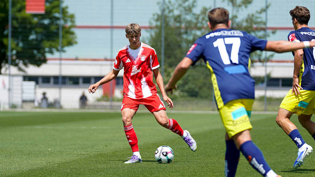 Magnus Dalpiaz von den FC Bayern Amateuren am Ball.
