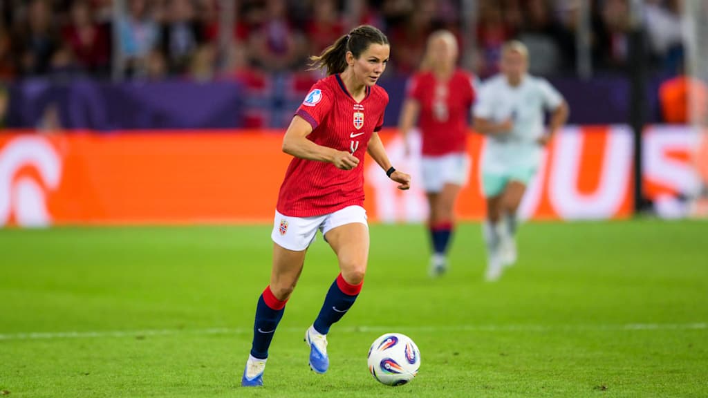 Tuva Hansen mit dem Ball am Fuß während eines EM-Spiels.